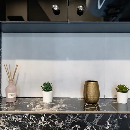 Lazy's Haven - Modern 2br In The Center *