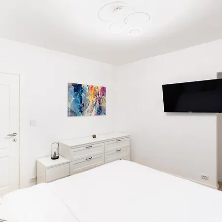 Lazy's Haven - Modern 2br In The Center Apartment *
