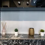 Lazy's Haven - Modern 2br In The Center *